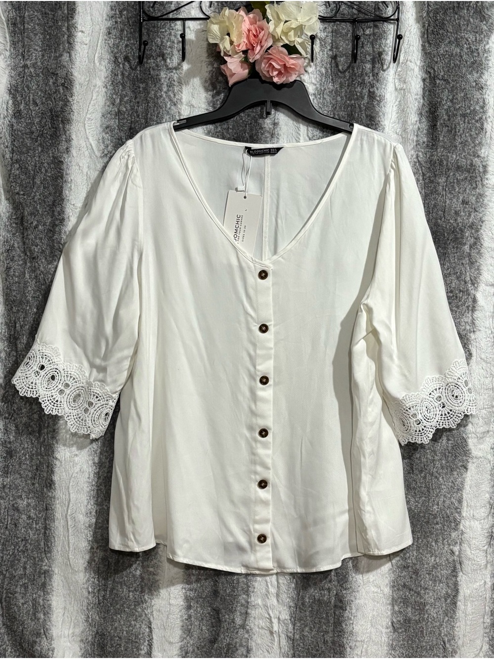 BloomChic White Button-Front Blouse with Lace Sleeve Trim size 1X (14-16)